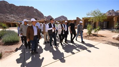 وزير الإسكان يتفقد المنتجع الجبلي بموقع 
