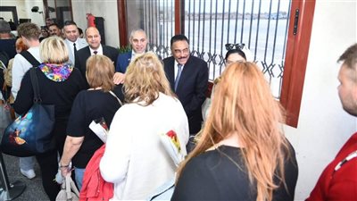 محافظ مطروح يستقبل أولى رحلات الطيران الشارتر السياحي