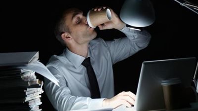 طبيب يوضح تأثير العمل ليلًا على الصحة.. أضرار وخيمة