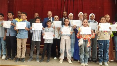 تكريم مدير مدرسة ابو حزام الابتدائية و معلمة جنوب قنا