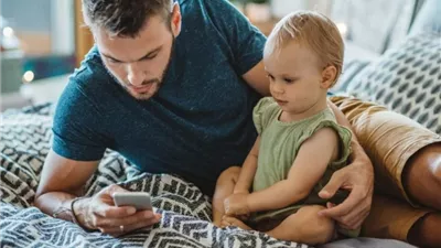 دراسة تحذر..  إفراط الأطفال في استخدام الشاشات يؤثر سلبًا على صحتهم العقلية