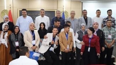 محافظ السويس يكرم المواهب المتميزة بالمدرسة الفندقية                                 