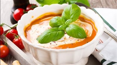 طريقة عمل شوربة السبانخ والطماطم بالكريمة 