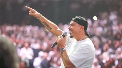 عمرو دياب يشعل 