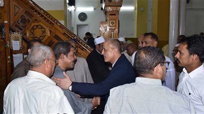 محافظ الأقصر يؤدى شعائر صلاة الجمعة بمسجد السيد يوسف الحجاجى بالكرنك