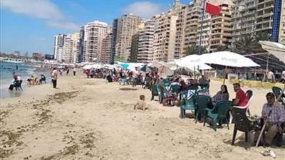ارتفاع درجات الحرارة تنعش شواطئ الإسكندرية بالمواطنين 