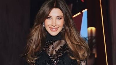 بالأسود.. نانسي عجرم تحضر احتفالية الإعلان عن أول عالم 
