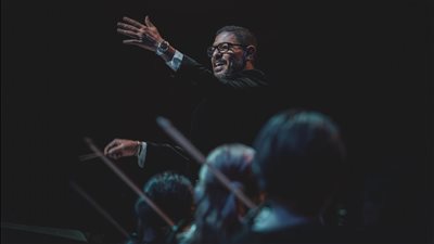 هاني فرحات أول مايسترو عربي يقود أوركسترا المتروبوليتان الأسترالية على مسرح أوبرا سيدني