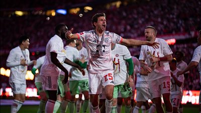 بايرن ميونخ يحتفل بلقب البوندسليجا بفوز على مونشنجلادباخ وتكريم مولر وداير