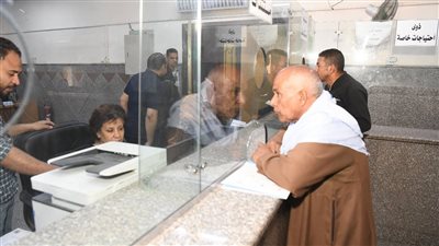 نائب محافظ قنا يُتابع سير العمل بالمركز التكنولوجي 