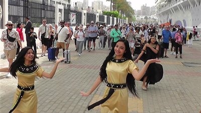 فرق الفنون الشعبية بالأسكندرية تستقبل الباخرة السياحية 