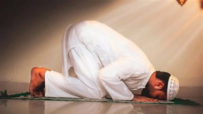 صحة الصلاة خلف إمام لم يقرأ 