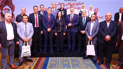 وزيرة التضامن تكرم فريق عمل احتفالية مرور 10 سنوات على 