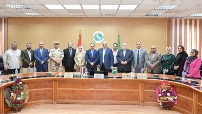 تسليم تأشيرات السفر وملابس الإحرام لحجاج الجمعيات الأهلية بالشرقية 