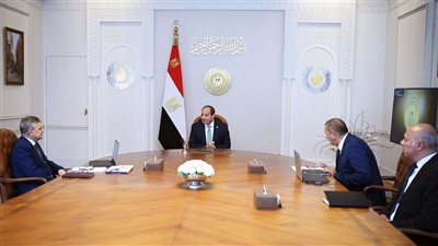 الرئيس السيسي يطلع على تطورات حركة الملاحة بقناة السويس