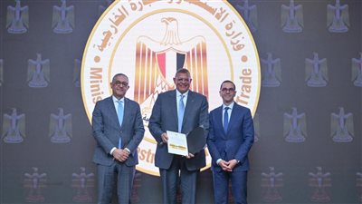 وزير الاستثمار والتجارة الخارجية يسلم 6 رخص ذهبية جديدة لعدد من المشروعات الاستثمارية