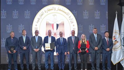وزير الاستثمار يسلم 6 رخص ذهبية جديدة لعدد من المشروعات الاستثمارية