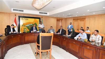 محافظ الفيوم يوجه بتوفير مشروعات تنموية وفرص عمل وتراخيص أكشاك للأولى بالرعاية