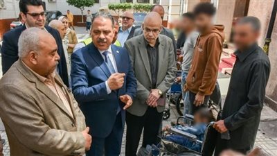 محافظ الشرقية يسلم كراسي متحركة وأطراف صناعية لذوي الهمم