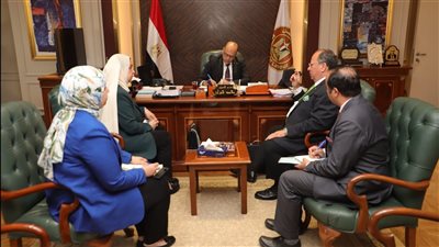 وزير العمل يلتقي وفدًا من شركة 