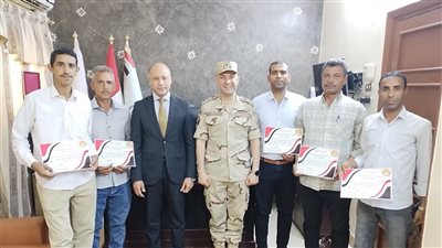 المستشار العسكري يُكرم عددًا من العاملين بمديرية التموين بقنا تقديرًا لجهودهم