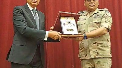 محافظ المنيا يكرم عددًا من أسر الشهداء والمصابين