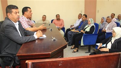 مدير تعليم سوهاج يعقد اجتماعًا لبحث الإستعدادات النهائية لامتحانات نهاية العام