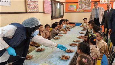 تنفيذ مشروع الوجبة الساخنة بمدارس المرحلة الابتدائية بغرب الفيوم