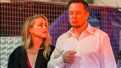 آمبر هيرد تحتفل بولادة توأمها وتخفي هوية والدهما..هل هو إيلون ماسك؟