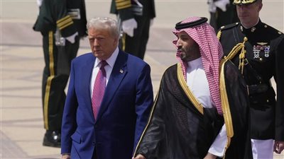 ولي العهد السعودي يستقبل ترامب فى مطار الملك خالد