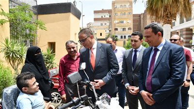 محافظ الفيوم يُسلّم 18 موتوسيكلاً مجهزاً طبياً لذوي الهمم والاحتياجات الخاصة