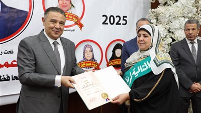 مكافآت مالية لـ 11 أم مثالية بالبحر الأحمر 