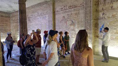 وفد سياحي متعدد الجنسيات يزور منطقة آثار بنى حسن بالمنيا