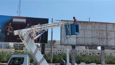 حملة بالمنيا لرفع الإعلانات واللافتات غير المرخصة 