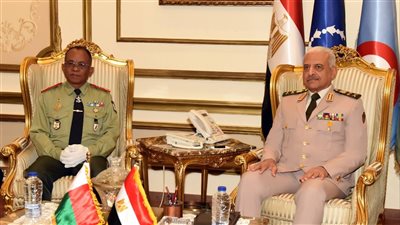 الفريق أول عبد المجيد صقر يناقش التعاون العسكري مع وزير دفاع مدغشقر