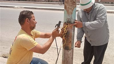 تركيب الكشافات وتحسين شبكة الإنارة العامة بدمنهور