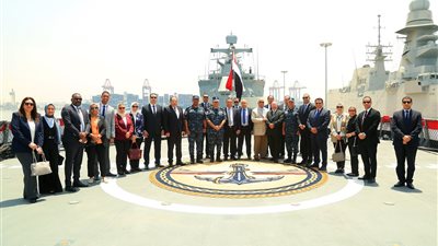 القوات البحرية تستقبل وفداً من أعضاء النادى البحرى للنيابة الإدارية