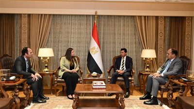 وزير الشباب والرياضة يبحث مع ممثل الدوري الإسباني 