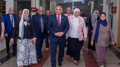 رئيس جامعة طنطا يتابع سير العملية الامتحانية بمركز الاختبارات الإلكترونية