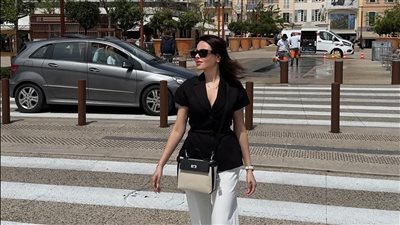 أسما إبراهيم تتألق بإطلالة كاجوال في شوارع كان الفرنسية