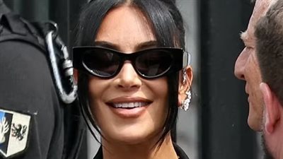 كيم كارداشيان تظهر بإطلالة سعرها 3 مليون دولار في جلسة قضية سرقتها بباريس 