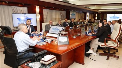 ربيع يدعو ميرسك العالمية لإعادة الإبحار بقناة السويس