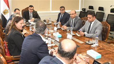 وزير الإسكان يلتقي ممثل شركة The Bench العالمية بشأن جذب المستثمرين 