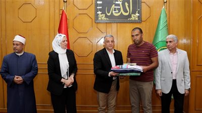محافظ الإسماعيلية يسلم تذاكر السفر لحجاج الجمعيات 