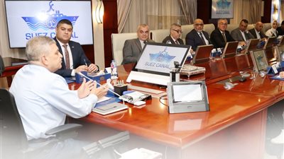 رئيس هيئة قناة السويس يلتقي وفد 