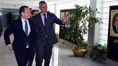 رئيس الشركة القابضة لمصر للطيران يلتقي السفير الفرنسي لدى مصر