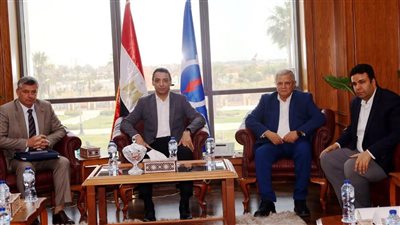 محافظ السويس يستقبل رئيسي الشركة القابضة والهيئة القومية لمياه الشرب والصرف الصحى 