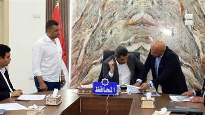 محافظ السويس يبحث الفرص الإستثمارية بالمدينة 