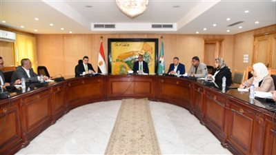 محافظ الفيوم يتابع موقف ملفي 