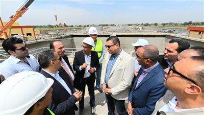 وزير الإسكان ومحافظ الشرقية يتفقدان مشروع صرف صحي سنهوا بمنيا القمح